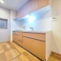 手を伸ばせばそこに収納が。安定した使用感の吊戸棚つきのキッチン空間。
