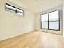 大事な日当たりは、大きな窓から。誰のお部屋にしましょう。
