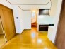 木目の温かみが感じられる落ち着いた空間は、シンプルながらも日々の暮らしに心地よい調和をもたらしてくれます


