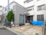 落ち着いた色調の外壁が街並みに溶け込み、日々の暮らしに静かな安らぎをもたらす住まい。建物の前にはゆとりあるスペースが広がり、日常の動線にも配慮された穏やかな空気が流れる佇まいです