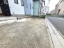 マイカースペースを１台分確保。現地で車幅と共にご確認ください。
