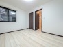 白を基調とした内装にダークカラーの建具が映え、空間全体がすっきりと洗練された印象を与えます
