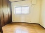 落ち着いた色調の建具とシンプルな内装が調和し、日々の暮らしに静かな安らぎをもたらす、程よい広さのプライベート空間です

