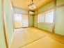 伝統的な素材が織りなす穏やかな空気感の中で、日常のひとときをゆっくりと積み重ねられるような、心安らぐ静謐な空間が広がっています
