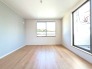 D号棟 淡いブルーの壁面がアクセントとなり、静かで穏やかな時間が流れる室内です
 2026/08/07m