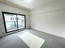 窓から広がりを感じる室内は、余白を大切にする住まい心地の良さを日々の暮らしの中で実感できます
