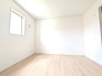 4号棟 自然な風合いの床材が優しく広がり、清潔感のある明るい雰囲気が心地よい空間を生んでいます
 2026/07/19m