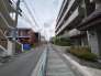 落ち着いた住宅地が広がり、日常の静けさと穏やかな時間が流れる穏やかな環境です。