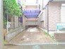 マイカースペースを１台分確保。現地で車幅と共にご確認ください。
