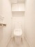 トイレはやっぱり白が１番落ち着きますね。もちろん衛生面でも嬉しいウォシュレット機能付きです。

