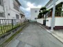 車の通り抜けができない静かな道路に面しています