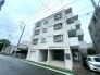 落ち着きのある白いタイル調の外観が、街並みに静かに溶け込み、日々の暮らしに安らぎの風景をもたらします

