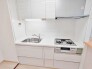 収納たっぷり。調理器具や調味料も出し入れしやすいですね。
