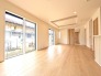 天井の意匠が空間に奥行きを生み出しています。洗練された広がりの中で、ゆとりある暮らしが叶います
