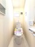 トイレはやっぱり白が１番落ち着きますね。もちろん衛生面でも嬉しいウォシュレット機能付きです。

