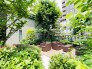 豊かな植栽が重なり合い、心地よい風と落ち着いた空気が流れる、日常に彩りを添える一角です
