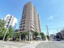 空の青さと建物のコントラストが美しく、端正な外観が日々の暮らしに心地よい誇りをもたらします
