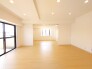 天井の柔らかな光が室内を包み込み、日々の暮らしに安らぎのひとときを添えてくれます
