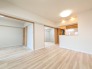木目の温もりが優しく調和する、シンプルで飽きのこない穏やかな空間が日々の暮らしを整えます
