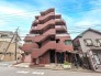 落ち着いた色合いの外壁が目を引く建物。周辺環境に調和する、親しみやすい存在感を放っています
