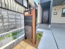 洗練されたデザインのエントランスが日々の帰宅を心地よく迎えてくれる空間です。