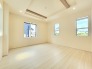 意匠を凝らした下がり天井が空間に美しい立体感と落ち着いた趣をもたらします
