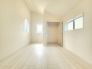 高めの天井が心地よい開放感を演出し、白を基調としたすっきりと美しい空間が広がります。
