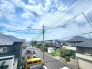 果てしなく広がる青空と穏やかな街並みが調和する心地よい眺望です