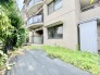 マンション一階部分の特権である庭付き住戸。戸建のような使用感で居住できます。
