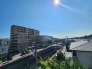 大きく広がる空を望み、落ち着いた街の景色を一望できる開放的なロケーションです。