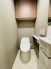 ウォシュレット付きのトイレ。トイレ上部の収納と独立した手洗いが使い勝手が良いですね。