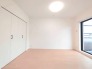 大事な日当たりは、大きな窓から。誰のお部屋にしましょう。
