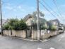 角地に位置し、周囲の緑と馴染む落ち着いた佇まい。穏やかな時間が流れる、趣のある住環境です（古家あり）