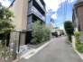 洗練された外観と周囲の緑が調和する、落ち着いた佇まいの低層レジデンスです。