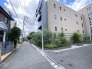 豊かな緑が街並みに溶け込み、穏やかな時間が流れる落ち着いた住環境が広がります。