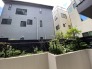 周囲の落ち着いた景観と調和しながら、日常にささやかな彩りを添える緑の佇まいが心地よいゆとりを生み出します。