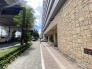 重厚感のある石積みのアプローチが、都市生活の日常を端正に彩る洗練された街並みです。