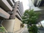 都市の利便性と豊かな緑が共存し、洗練された日常を予感させる落ち着いた佇まい。