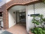 レンガ調の重厚なアクセントが印象的で、街並みに溶け込みながらも洗練された存在感を放つエントランスです
