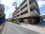閑静な住宅街に馴染む落ち着いた佇まいで、日々の暮らしに安らぎを感じさせる外観です。