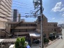 落ち着いた色合いの佇まいが街並みに溶け込み、穏やかな日々を予感させる景観が広がっています。