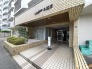 落ち着いた色合いのタイルが重厚な風格を演出し、日々の帰宅を穏やかに迎え入れてくれる住まいの顔です。