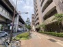 都市の利便性と並木道の豊かな緑が調和し、日々の暮らしに心地よいリズムをもたらす周辺環境です。