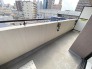 都市の営みを感じながら、開放感のある見晴らしを楽しめる場所です。