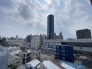 空の広がりを感じながら、都市の躍動感を日常の一部として享受できる開放的な眺望が広がります。