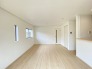 2号棟 余計な装飾を削ぎ落としたシンプルな空間は、住まう人の個性を引き立て、日々の暮らしに穏やかな心地よさをもたらします。