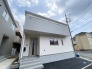 2号棟 洗練されたフォルムと落ち着いた色調が調和し、街並みに美しく馴染む端正な佇まいが魅力の住まいです。