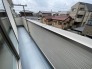 2号棟 風通しが良く、日常の中で外の空気や気配を身近に感じられる開放的なスペースが広がっています。