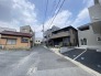 1号棟 落ち着いた街並みが心地よく広がり、日々の暮らしに安らぎを感じさせてくれる静かな環境です。