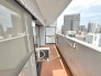 都市の鼓動を身近に感じながら、自分だけの時間をゆったりと過ごせる開放的な空間です。